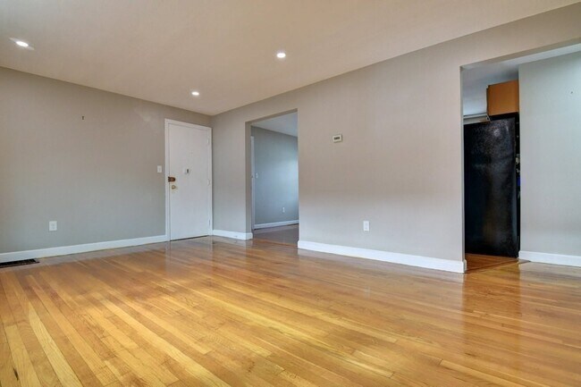 Building Photo - 30 Trull St