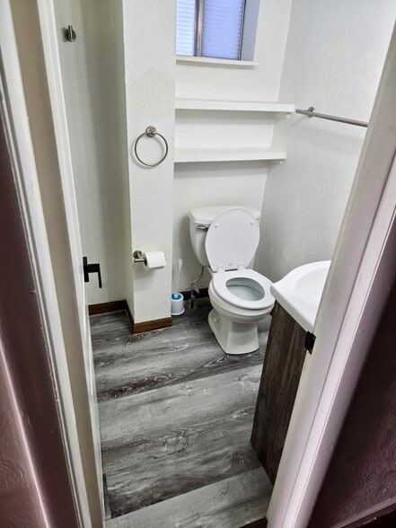 Upstairs Bathroom - 2612 Louisiana Ave