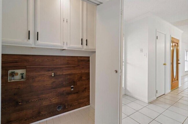 Building Photo - 318 Columbine St