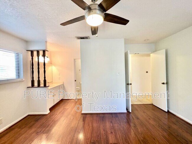 Building Photo - 3000 Lakeside Dr