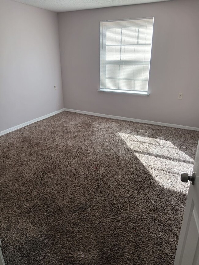 Building Photo - 4189 Versailles Dr