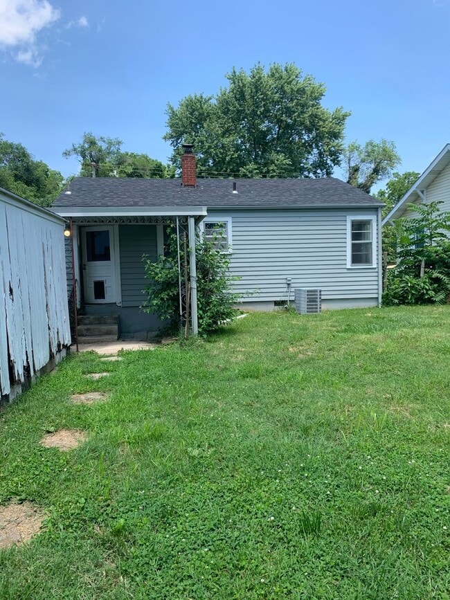 Building Photo - Updated 2 bed/1 bath, 720 sqft home!