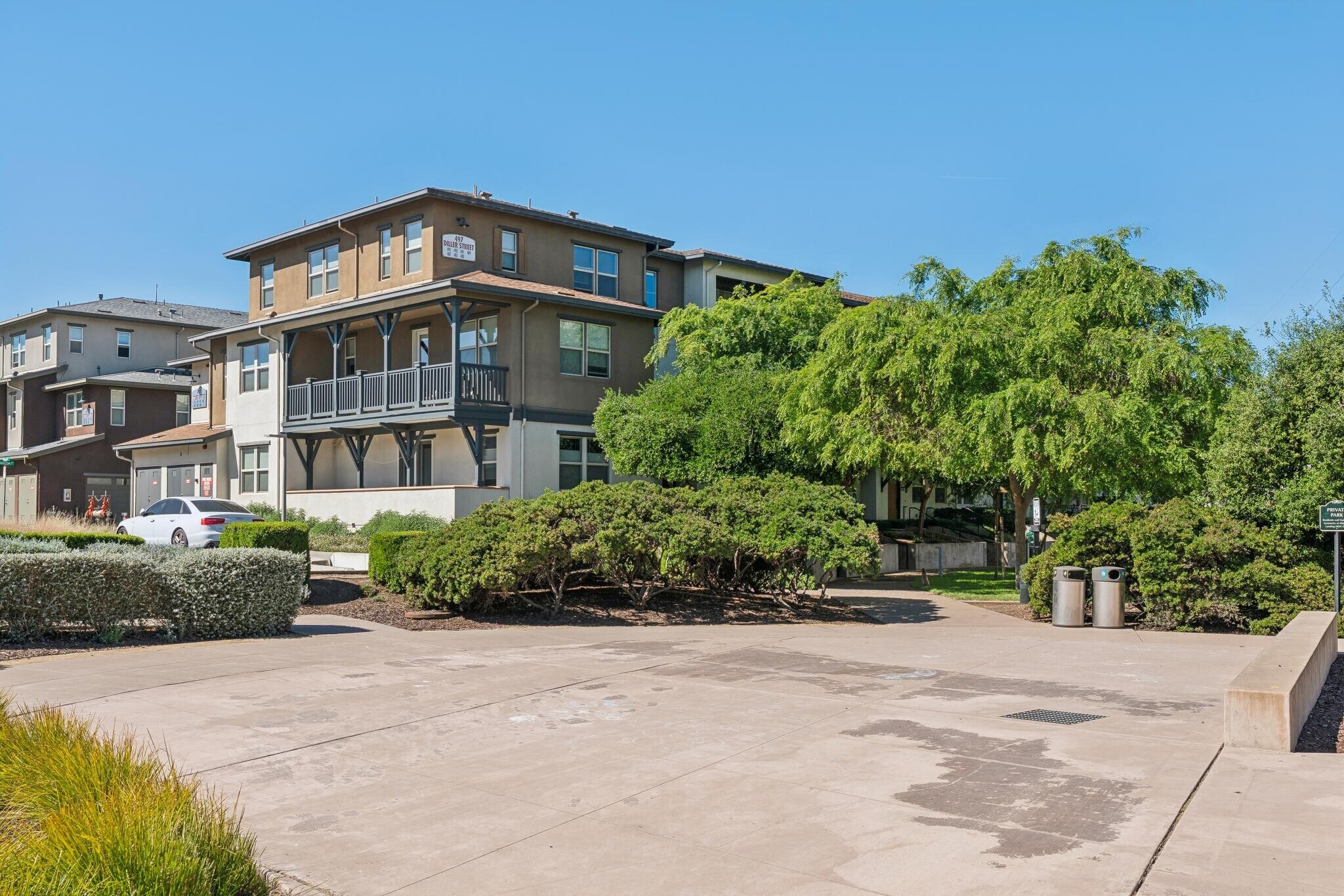 Building Photo - 489 Diller St