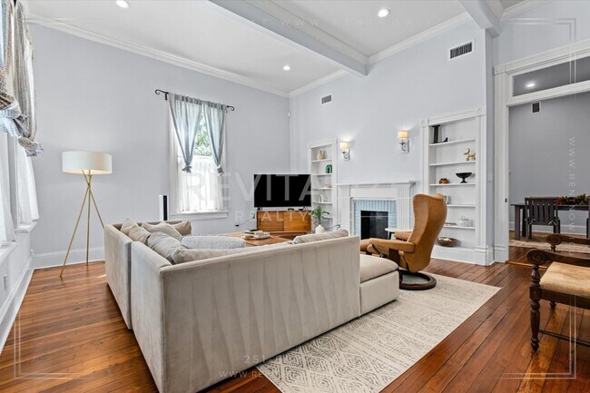 Building Photo - Beautiful Victorian Home in the Heart of S...