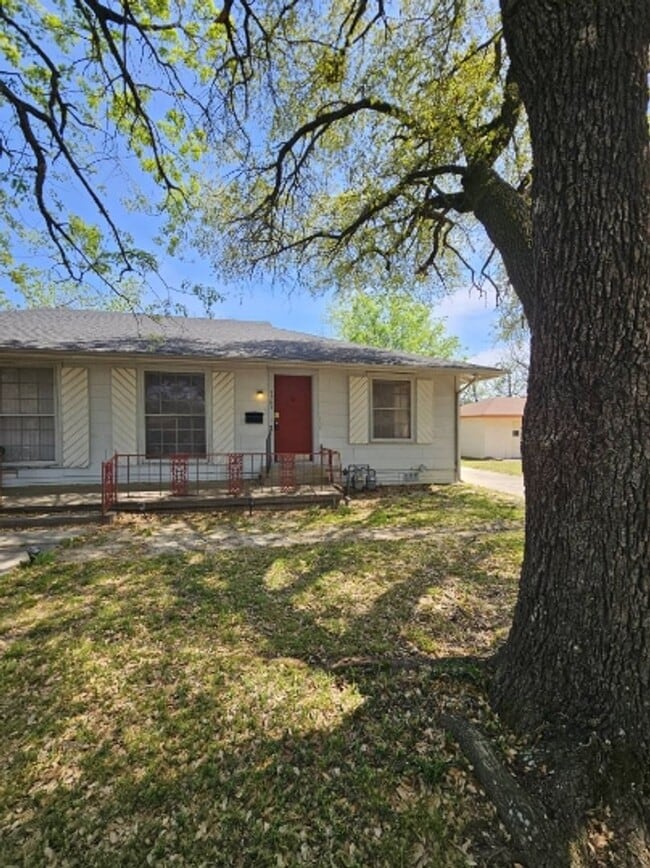 Building Photo - 2307 Holsum Cir