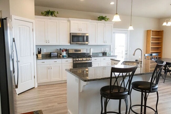 Building Photo - 3 Bedroom Furnished Home! Short term lease!! Available from May 1st - October 31st!