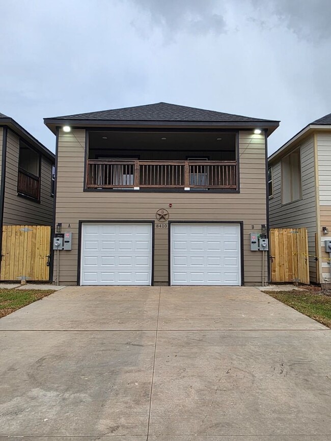 Building Photo - Stunning Duplex with Garage & Modern Finishes