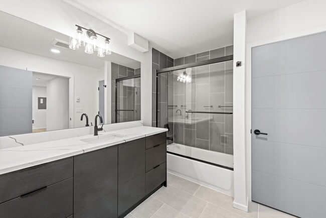 Building Photo - 3 bed /3 bath newer townhome in Green Lake!
