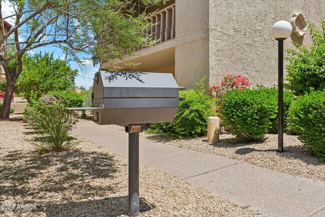 Building Photo - 8649 E Royal Palm Rd