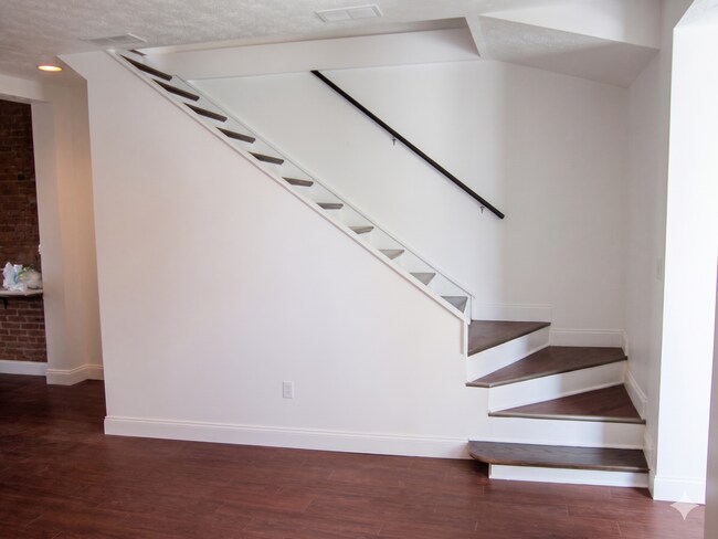 Building Photo - Beautiful 3 bed, 1 bath luxury apartment South Side Flats