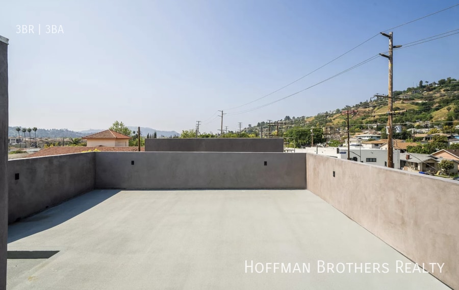Building Photo - 2681 1/2 Roseview Ave-