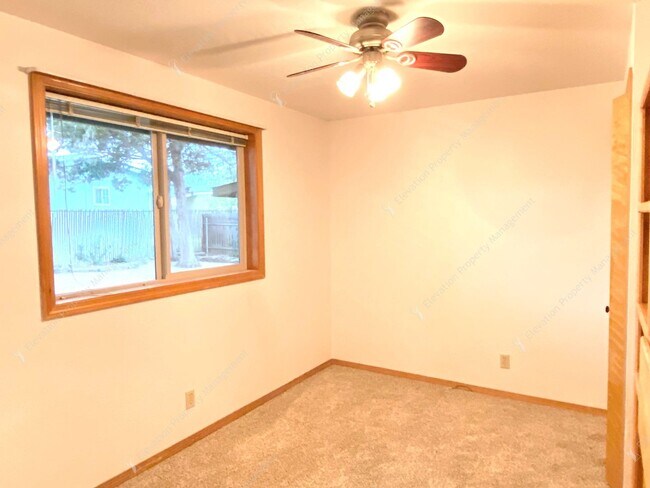 Building Photo - Bend Ranch-Style Home with Covered Patio &...