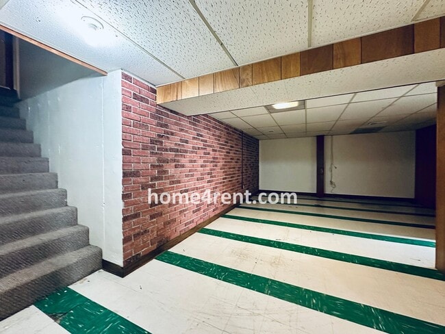 Building Photo - Charming Duplex Style Home with New Paint, Updated Floors, Finished Basement and a Quiet Back Patio!