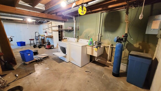 Building Photo - 4015 Claire St