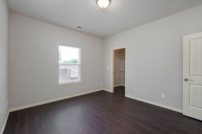 Building Photo - 1345 E Cherry St