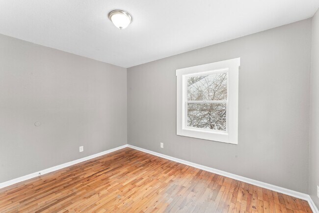 Building Photo - 2 Bedroom Home with Spacious Fenced In Yard!  1st Month's Rent is Free!*