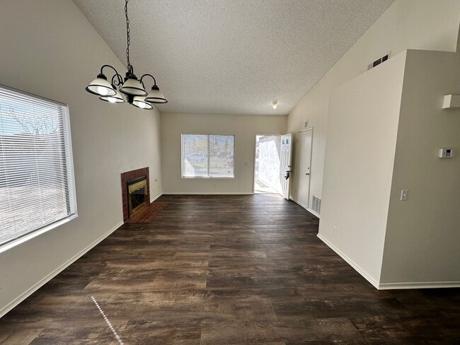 Building Photo - Cute 2-Bedroom Home for Rent with Large Backyard and in a cul-de-sac!