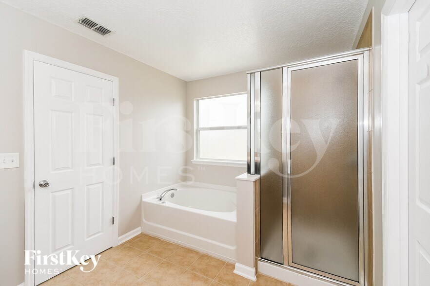 Building Photo - 4500 Oak Moss Loop