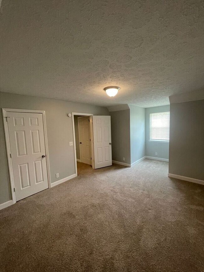 Building Photo - Comfortable 4-Bedroom Home in a Convenient...