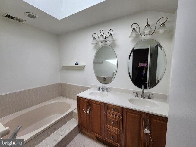 Building Photo - 254 Sayre Dr