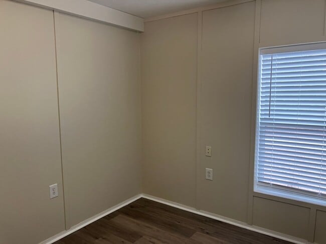 Building Photo - Single wide trailer on block foundation - ...