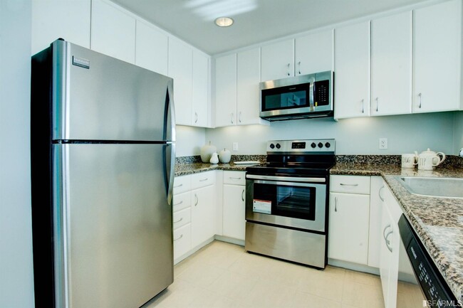 Kitchen - 260 King St, #739