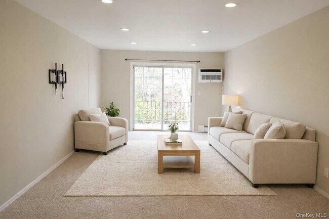 Building Photo - 100 Town House Village