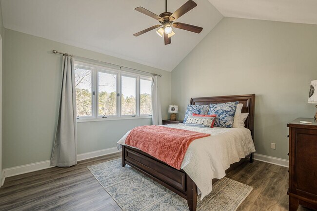 Building Photo - 117 Lakeview Cir