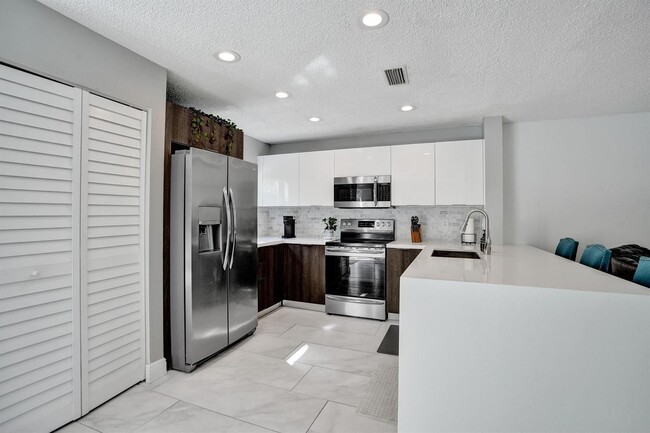 Building Photo - 9841 NW 9th Ct