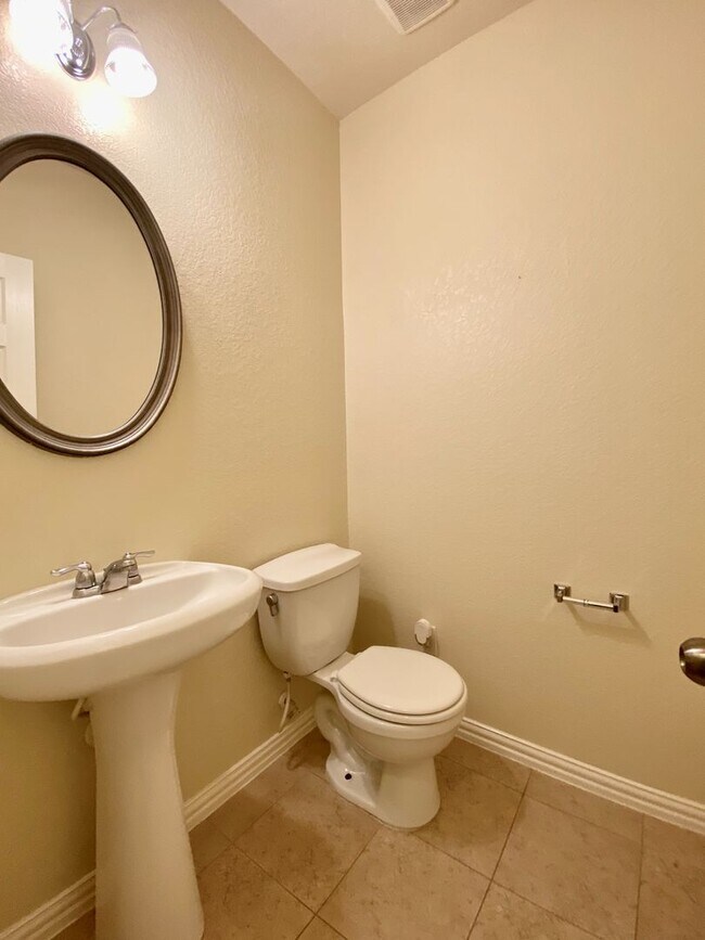 Building Photo - 3 BED/2.5 BATH House for lease! Located close to Lackland Air force Base