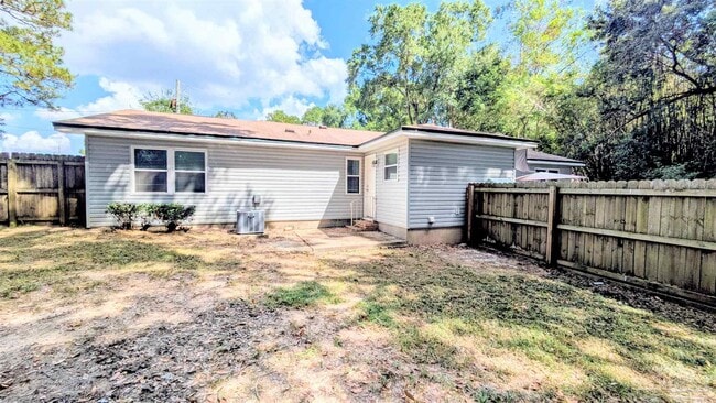 Building Photo - 9648 Hollowbrook Dr