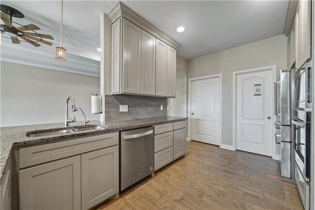 Building Photo - 7721 Dove Holw Dr