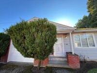 Building Photo - South Tabor Duplex