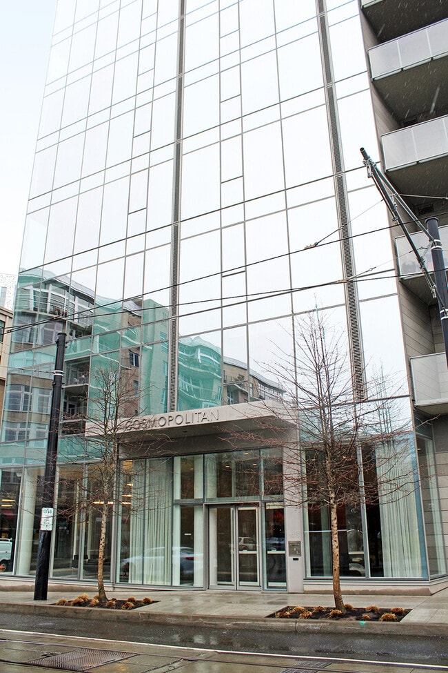 Building Photo - Unrivaled Cosmopolitan Condo w/Breathtaking City & River Views