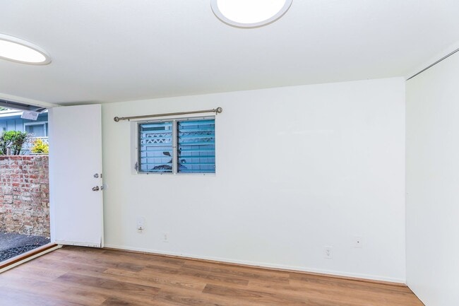 Building Photo - Kahala Avenue Beachside - remodeled 2 bedroom, 1 bath with Luxury Vinyl Plank Flooring