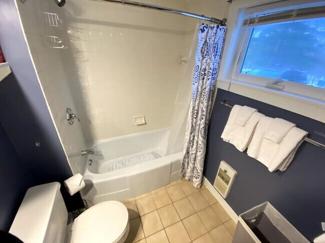 Building Photo - Cozy Condo in the Heart of Smugglers' Notc...