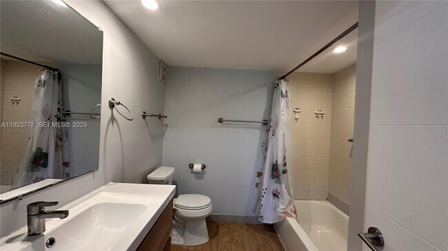 Building Photo - 200 Lakeview Dr