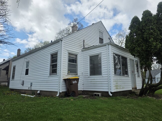 Building Photo - 427 N Henrietta Ave