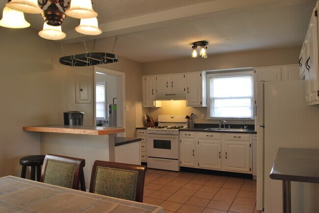 Building Photo - 216 Zandale Dr