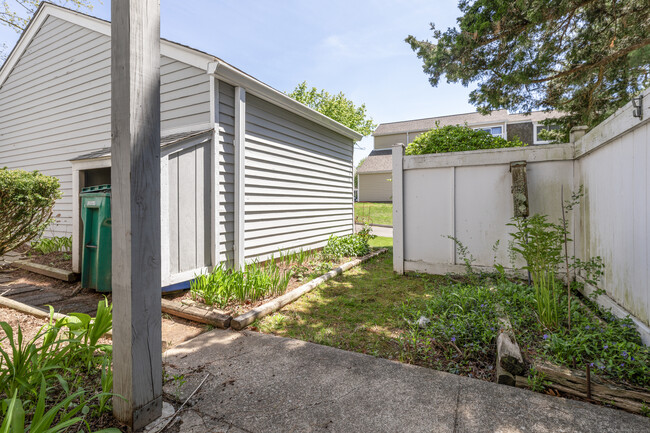 Building Photo - 20 Peddlers Dr