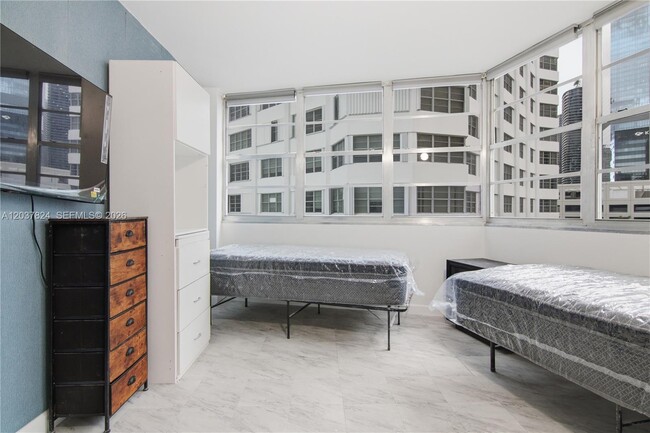 Building Photo - 801 Brickell Bay Dr