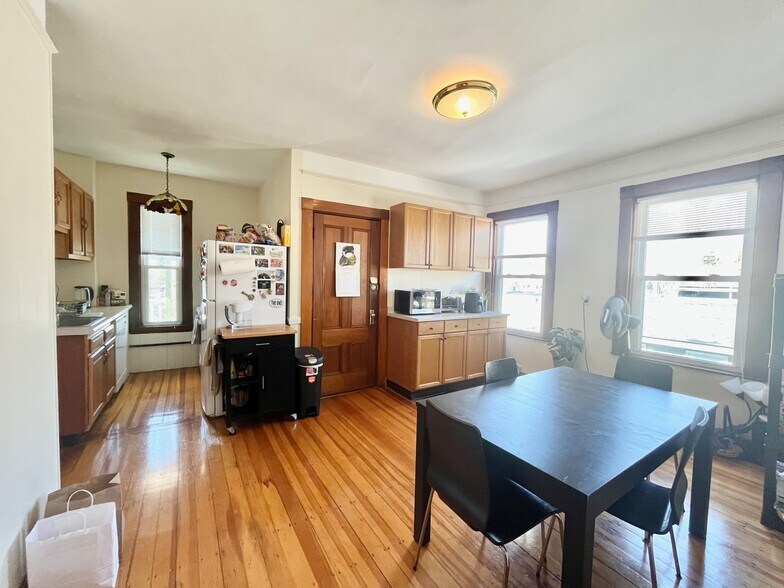 Building Photo - 48 Putnam St