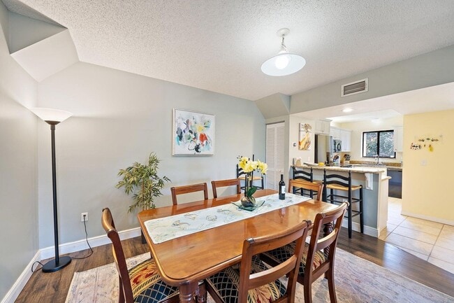 Building Photo - 860 Bella Vista Ct S