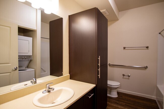 Building Photo - Great Modern 1 Bedroom in Sellwood w/ W&D + Private Patio