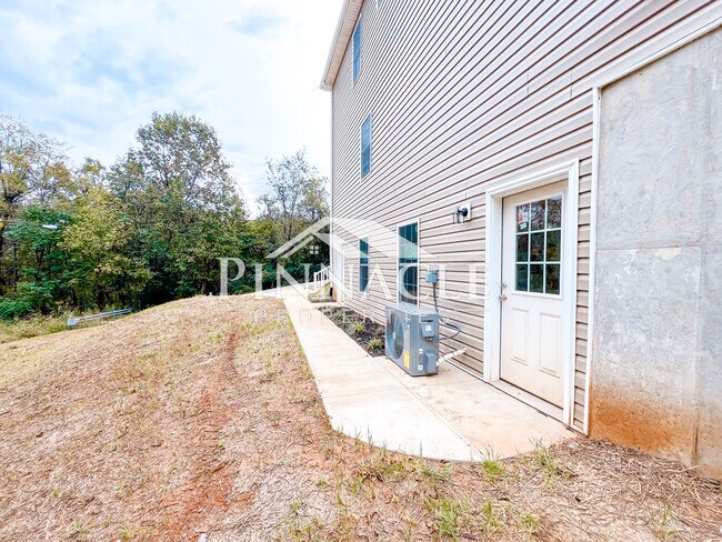 Building Photo - 2305 Tazewell Ave