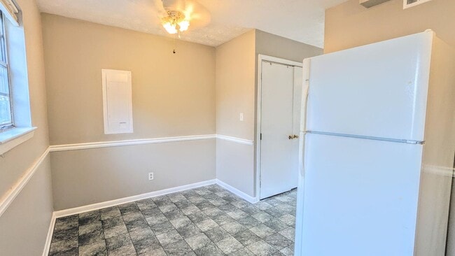 Building Photo - 1235 Riverside Dr