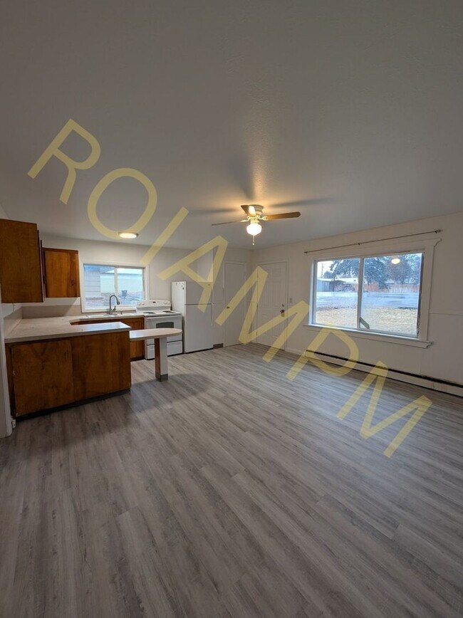 Building Photo - Charming 1 Bed / 1 Bath Duplex Apartment