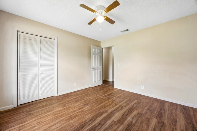 Building Photo - 117 Pinedale Dr