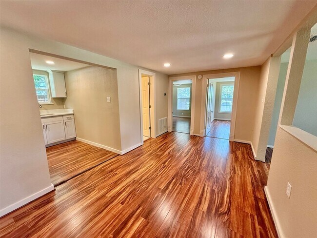Building Photo - 417 Putman St