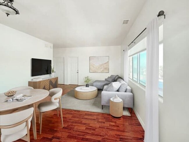 Building Photo - Gorgeous 2 Bed with Views East to the Moun...